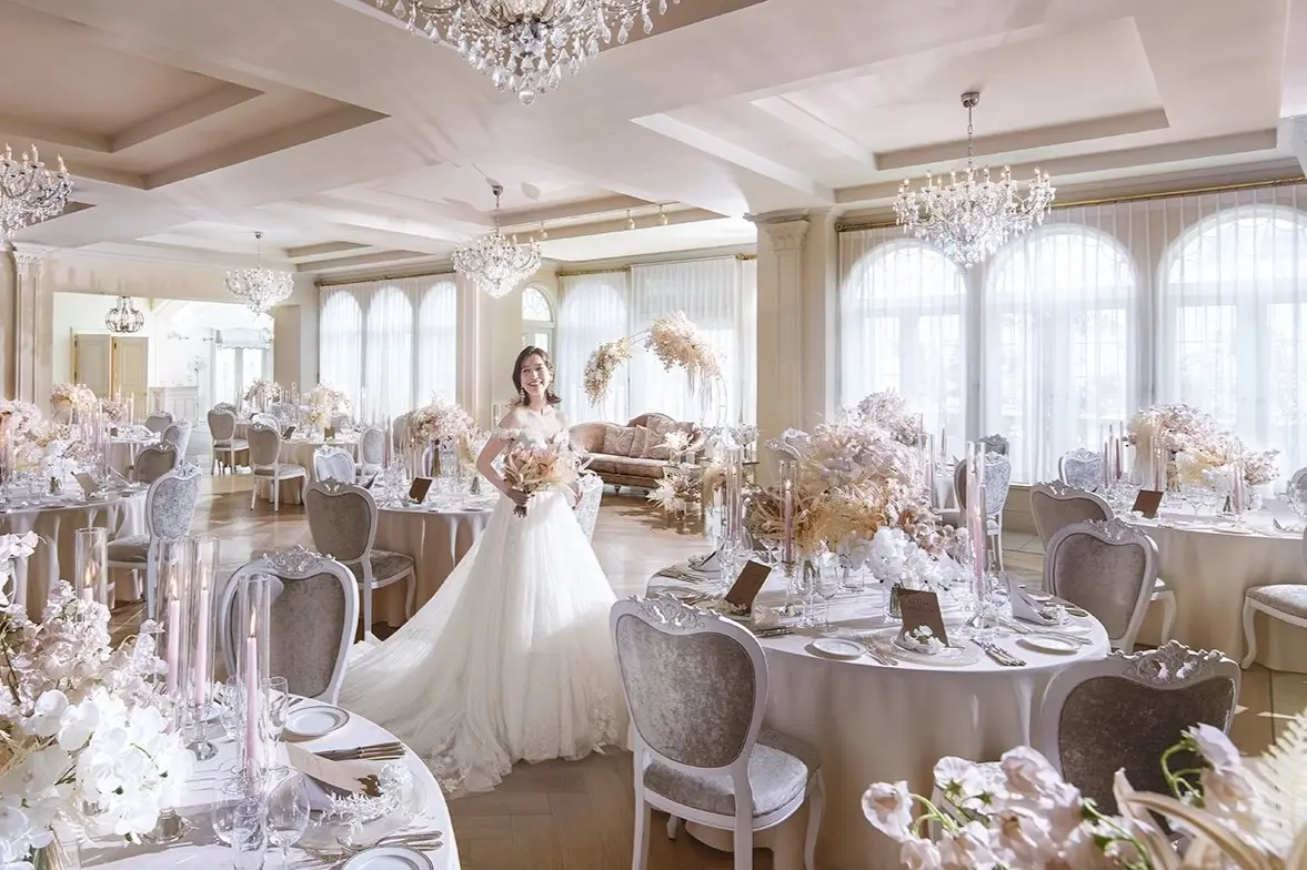 【オランジュリーガーデン】一面の大きな窓から差し込む陽光に照らされた会場はドレス姿が美しく映える