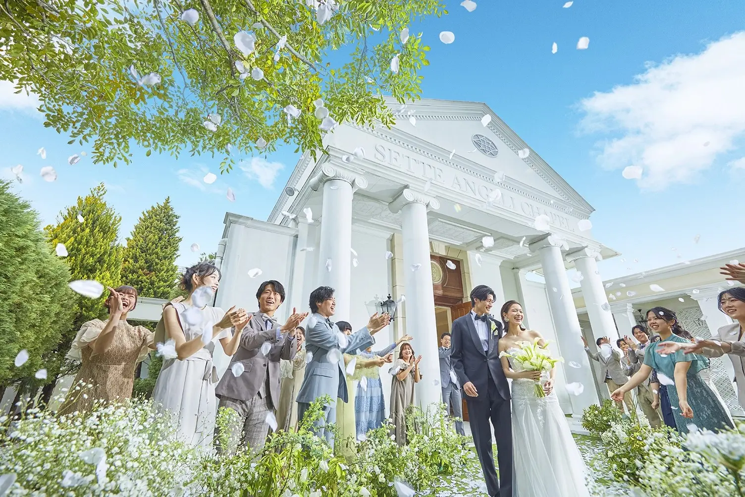 ビル一つない広がる青空の下でのガーデンのフラワーシャワー