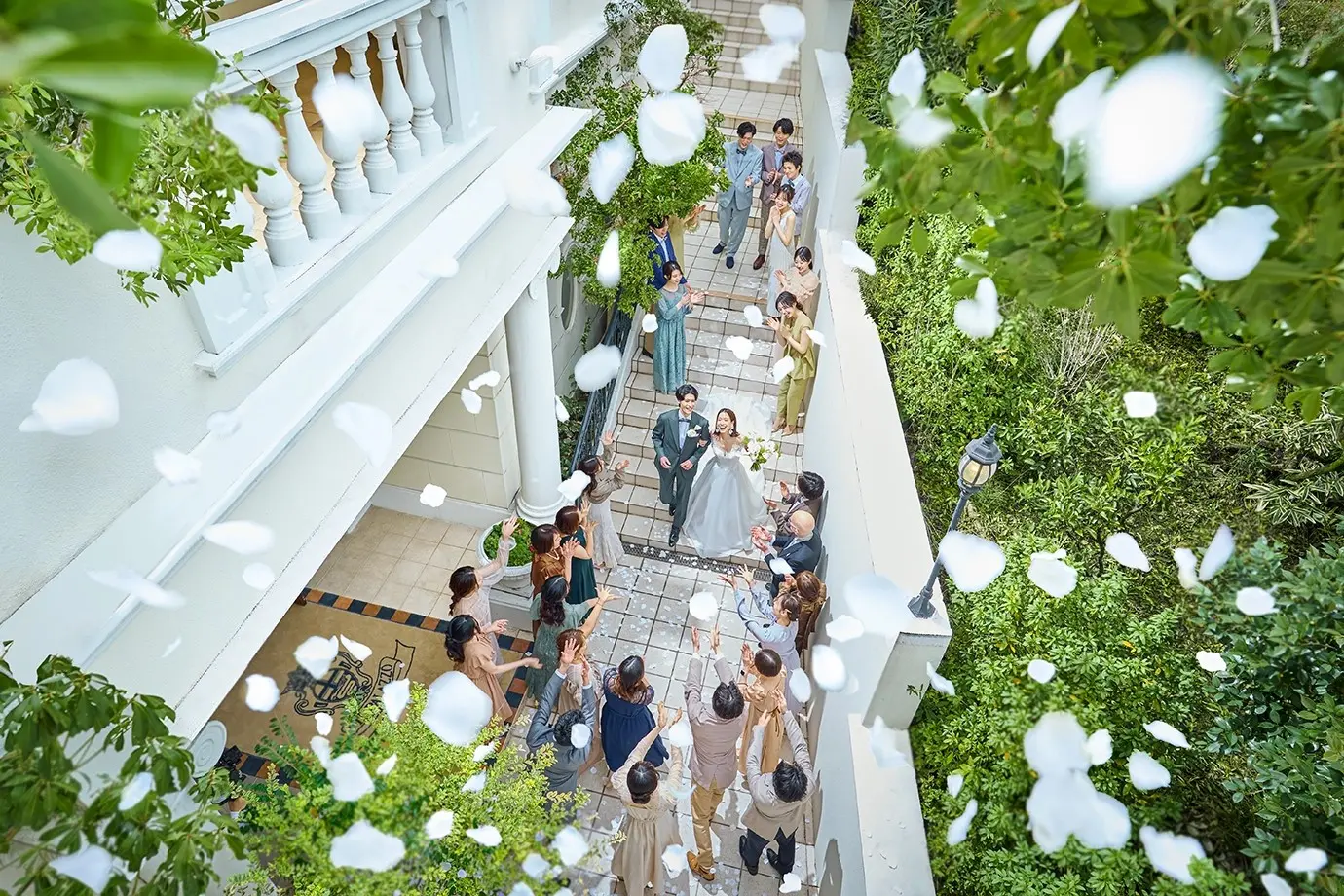 【大階段フラワーシャワー】長さ約20Mの大階段でのフラワーシャワーは圧巻！