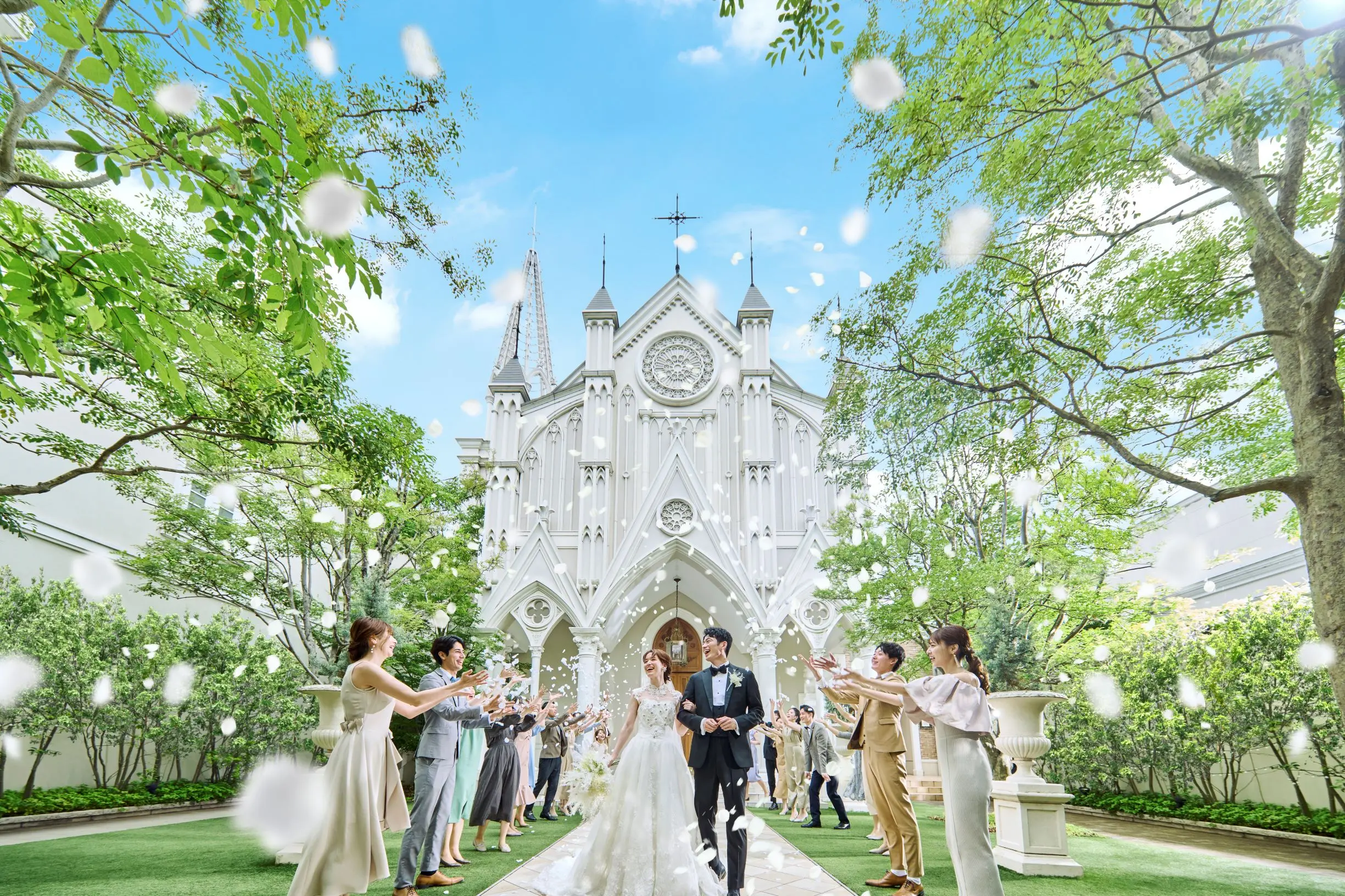 豊かな緑と青空に映えるチャペルは、京都でも希少な大スケール