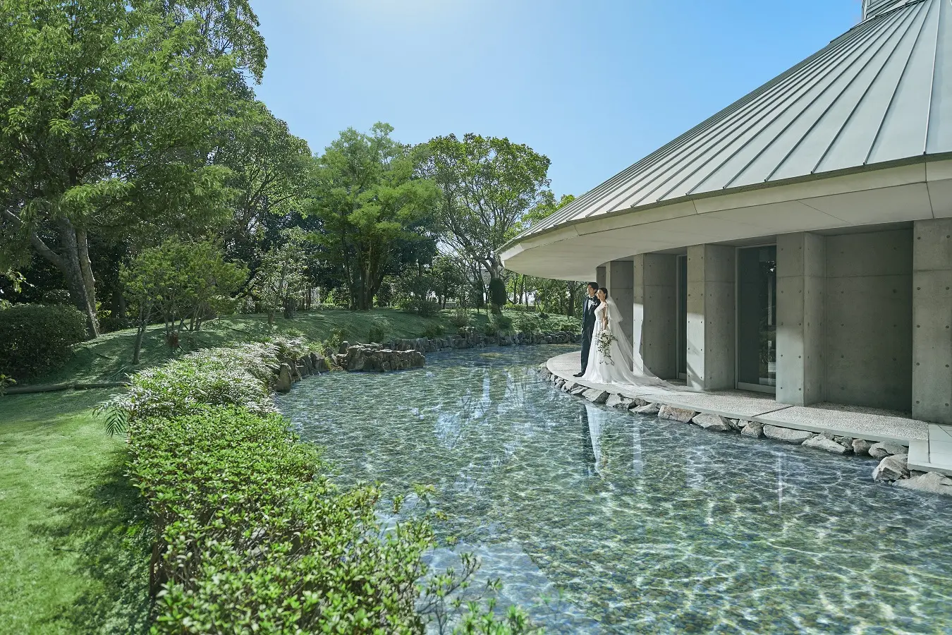 水辺と緑に包まれた非日常の舞台