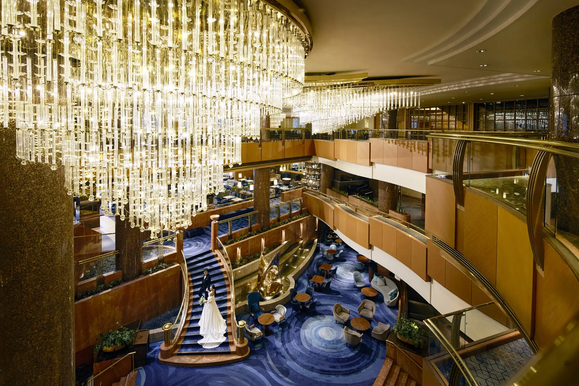 《ロビーウェディング》
横浜唯一の3フロア吹き抜けでたくさんの祝福を