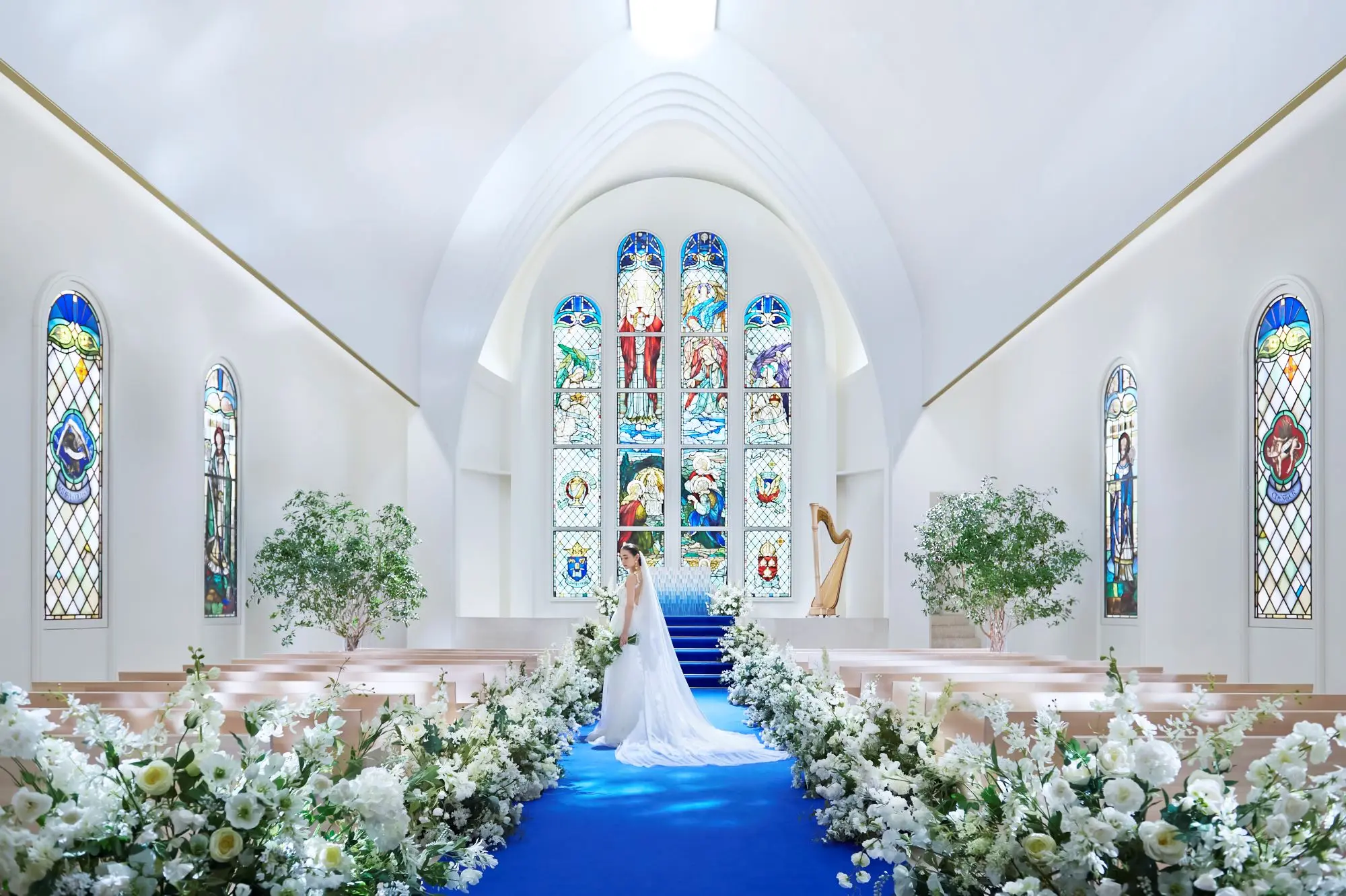 ロイヤルブルーのバージンロードはドレス姿をより一層引き立てる