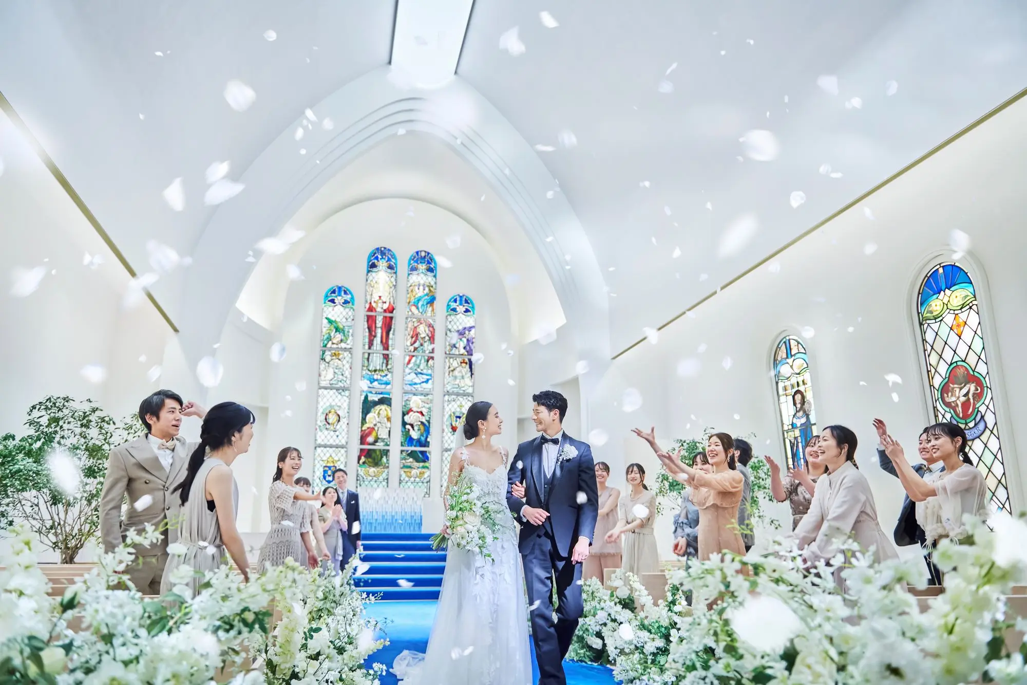 ステンドグラスの光が祝福する大聖堂で、夢見たセレモニーを