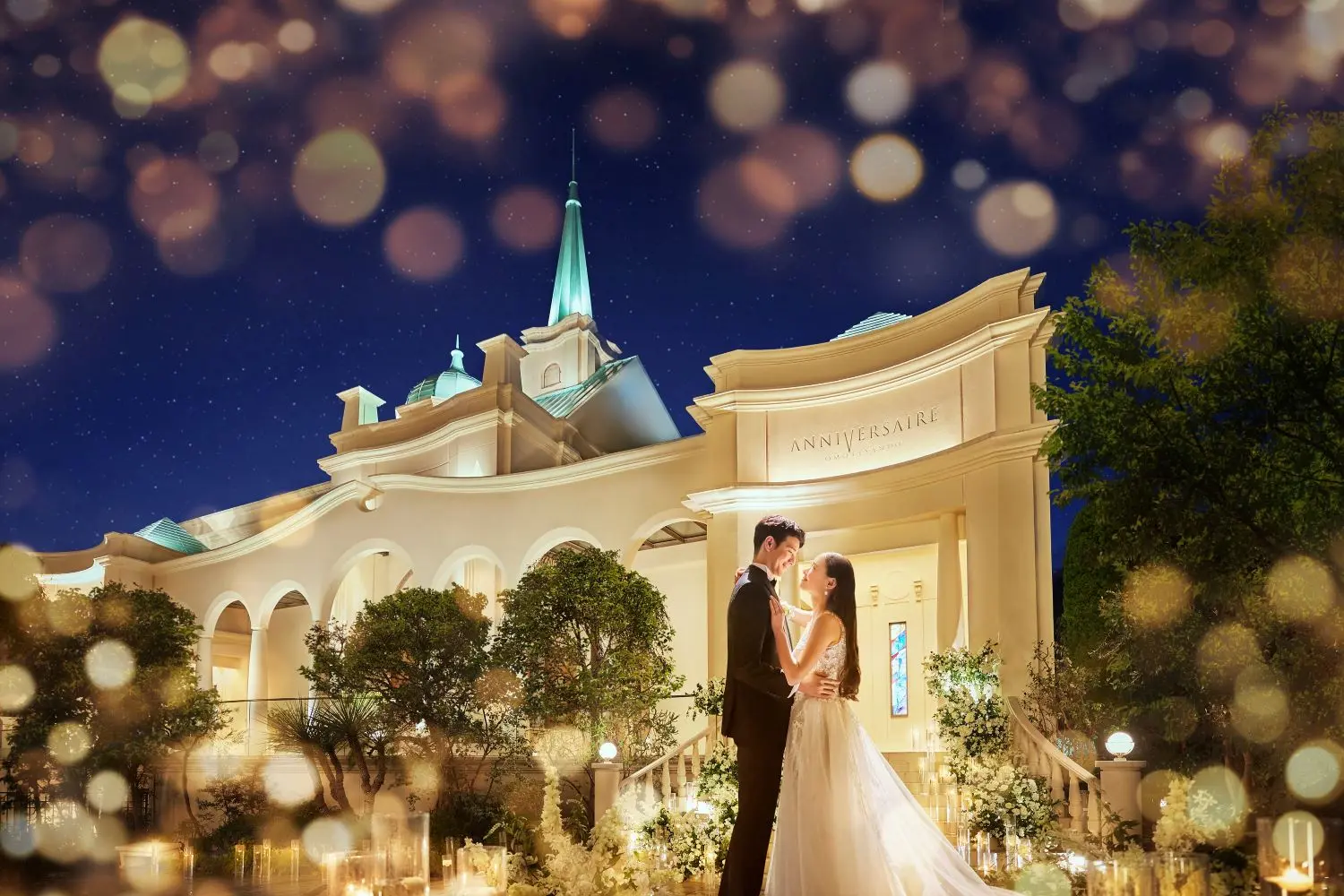 夜空にそびえるロマンティックな外観は　花嫁の憧れを叶える一生の思い出に