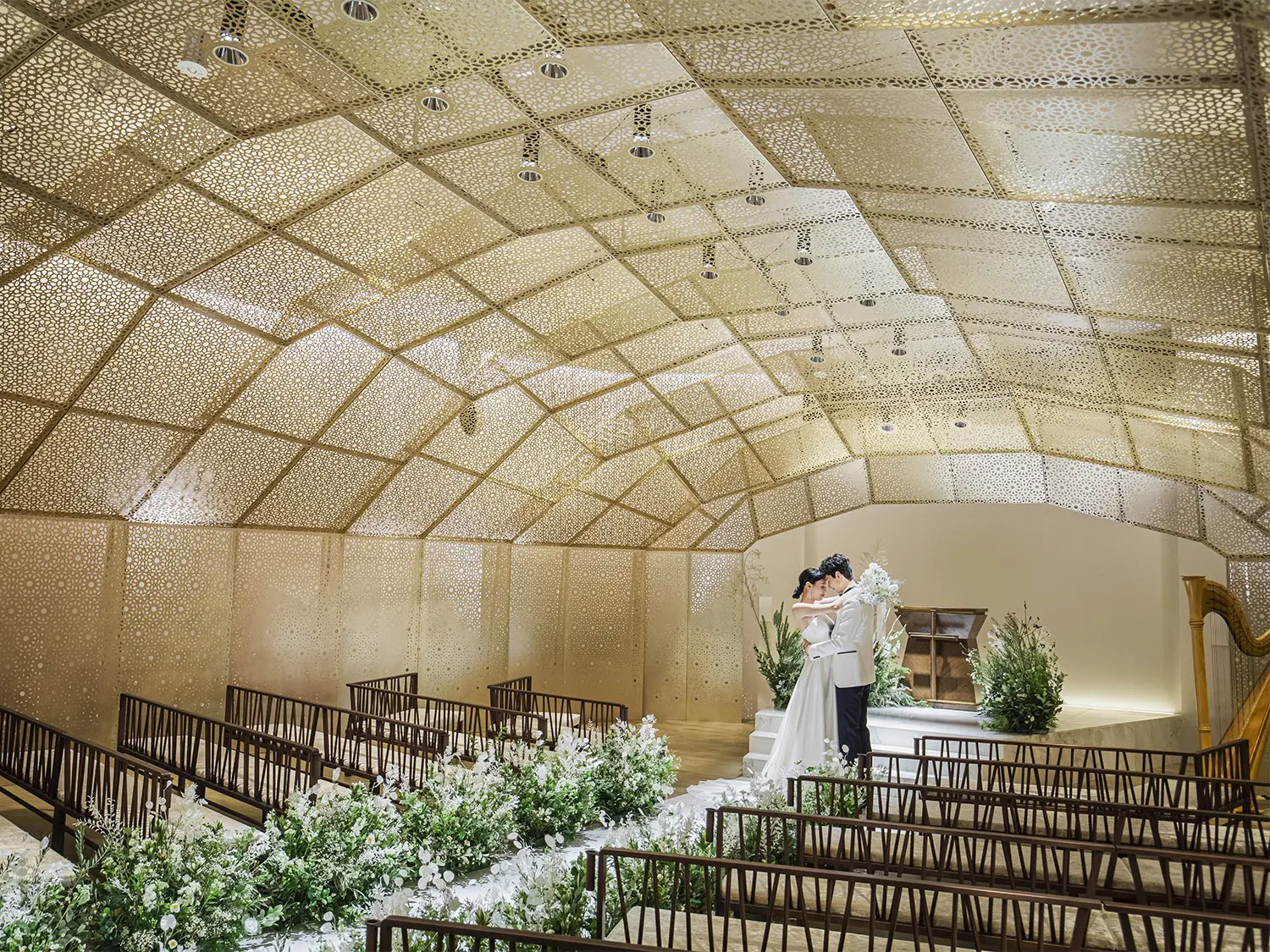 花嫁を守るウエディングヴェールがモチーフ