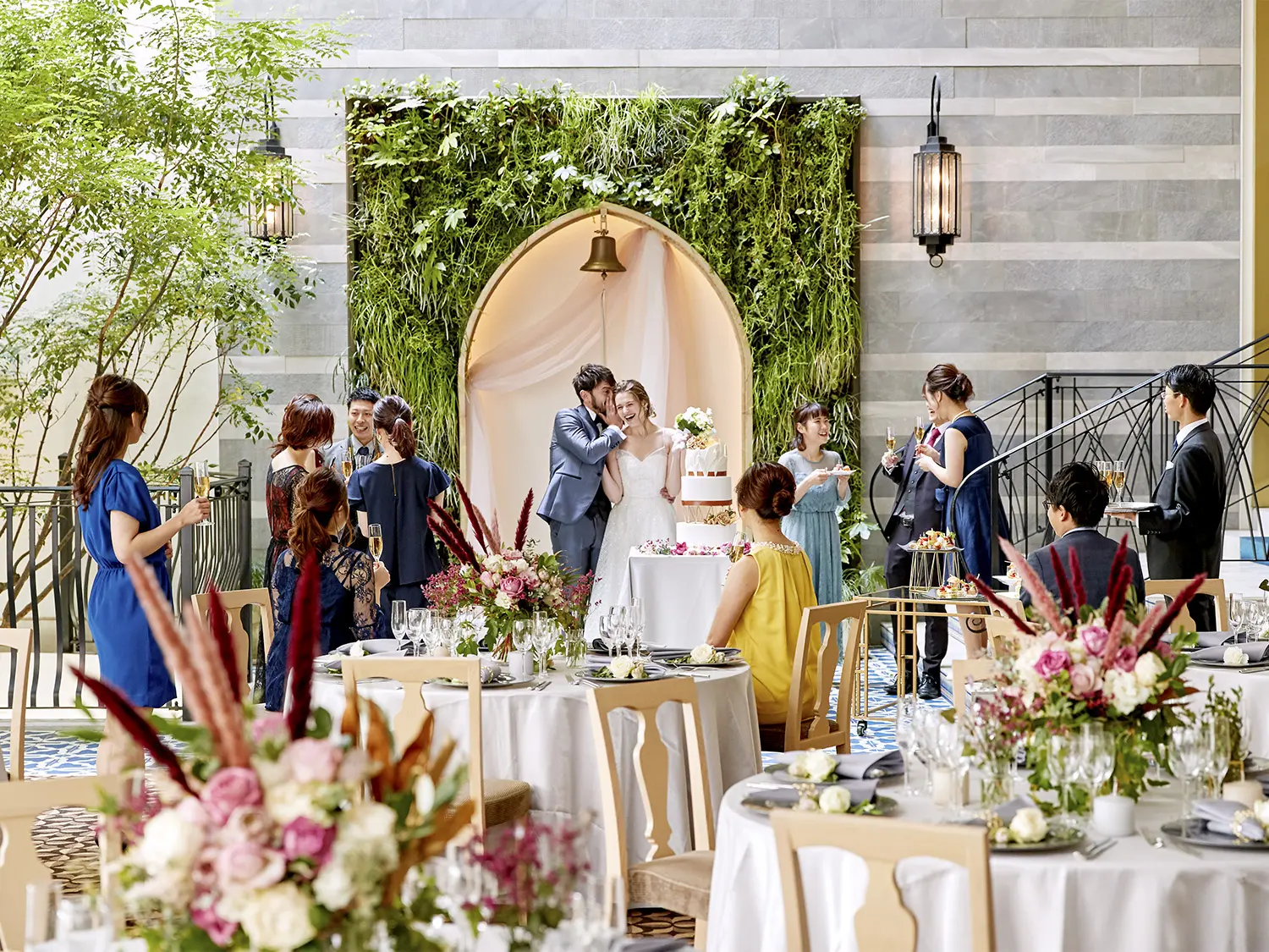 披露宴会場からひと続きのテラスは緑が見える憩いの空間