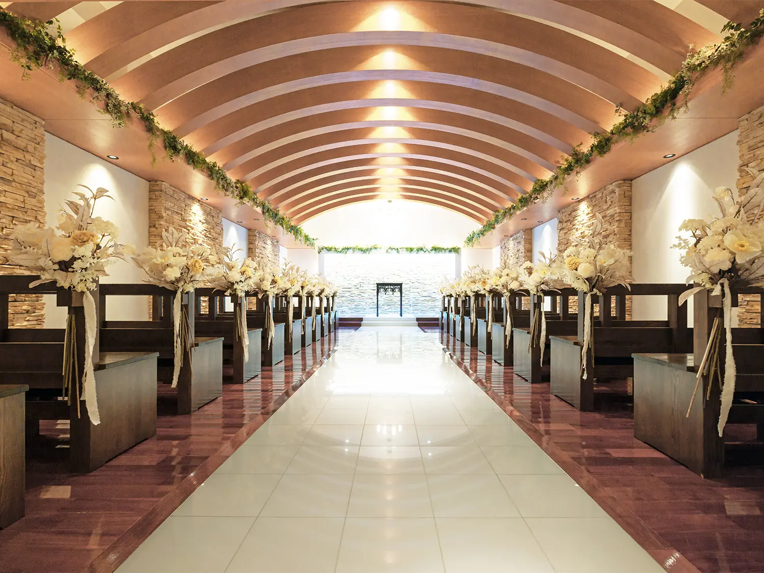 木の温もりと水のせせらぎ感じる 寛ぎのチャペル