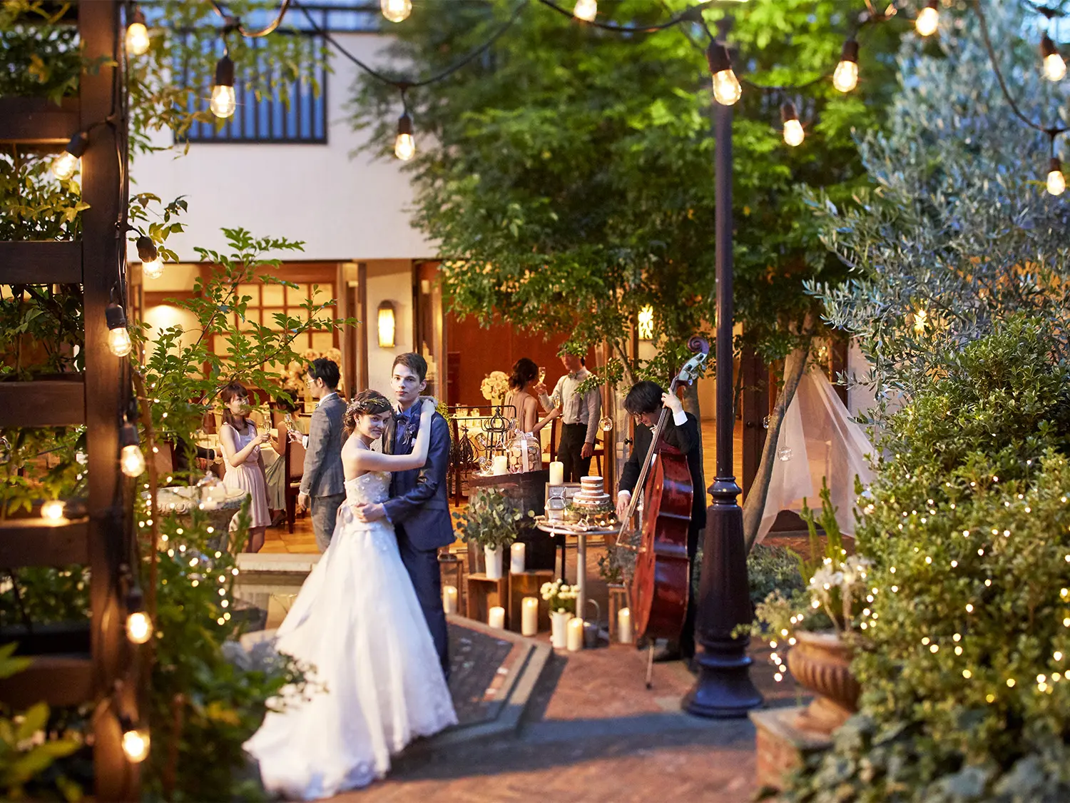 夜なるとライトアップされる幻想的なガーデン