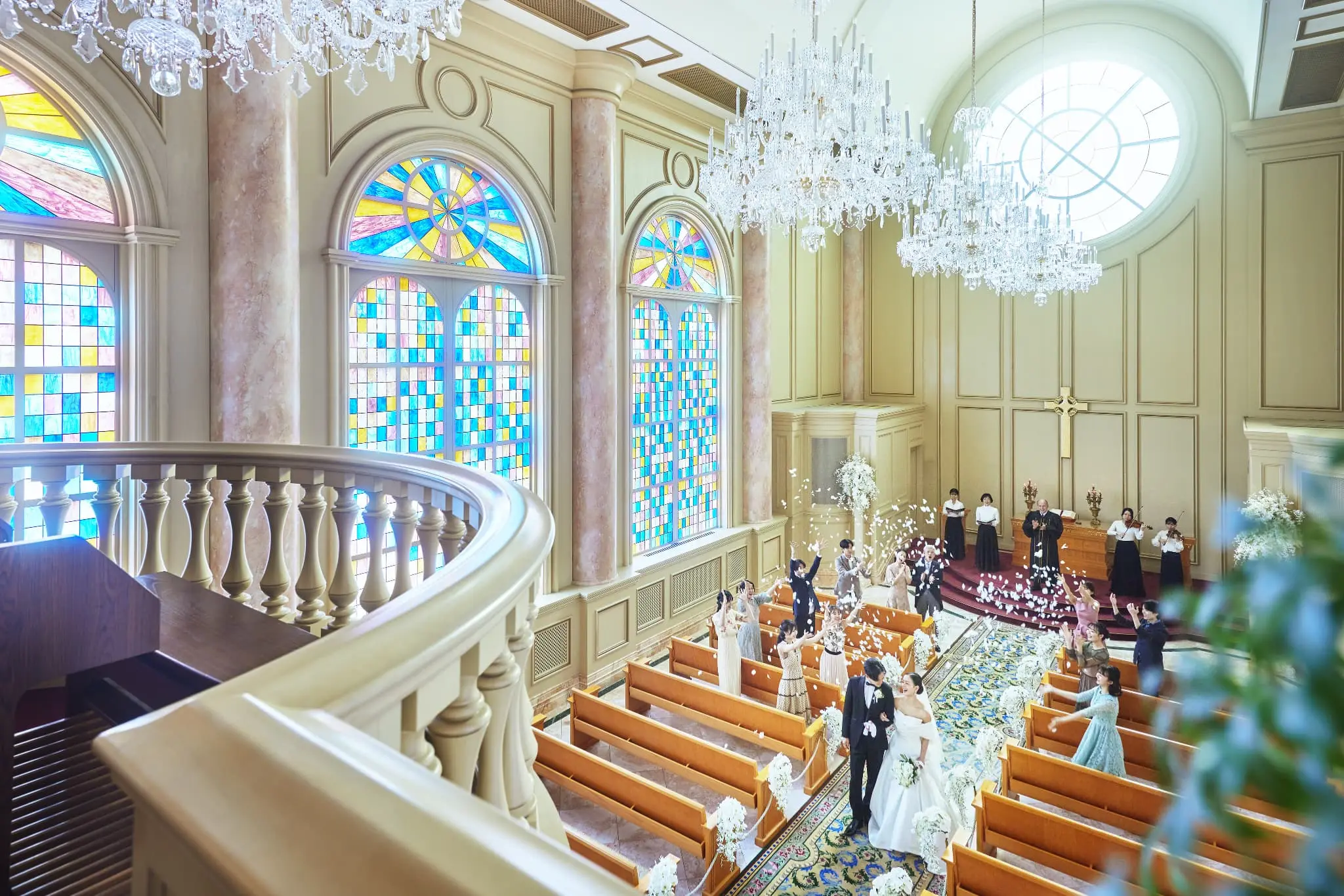 自然光が降り注ぐあたたかな大聖堂チャペル