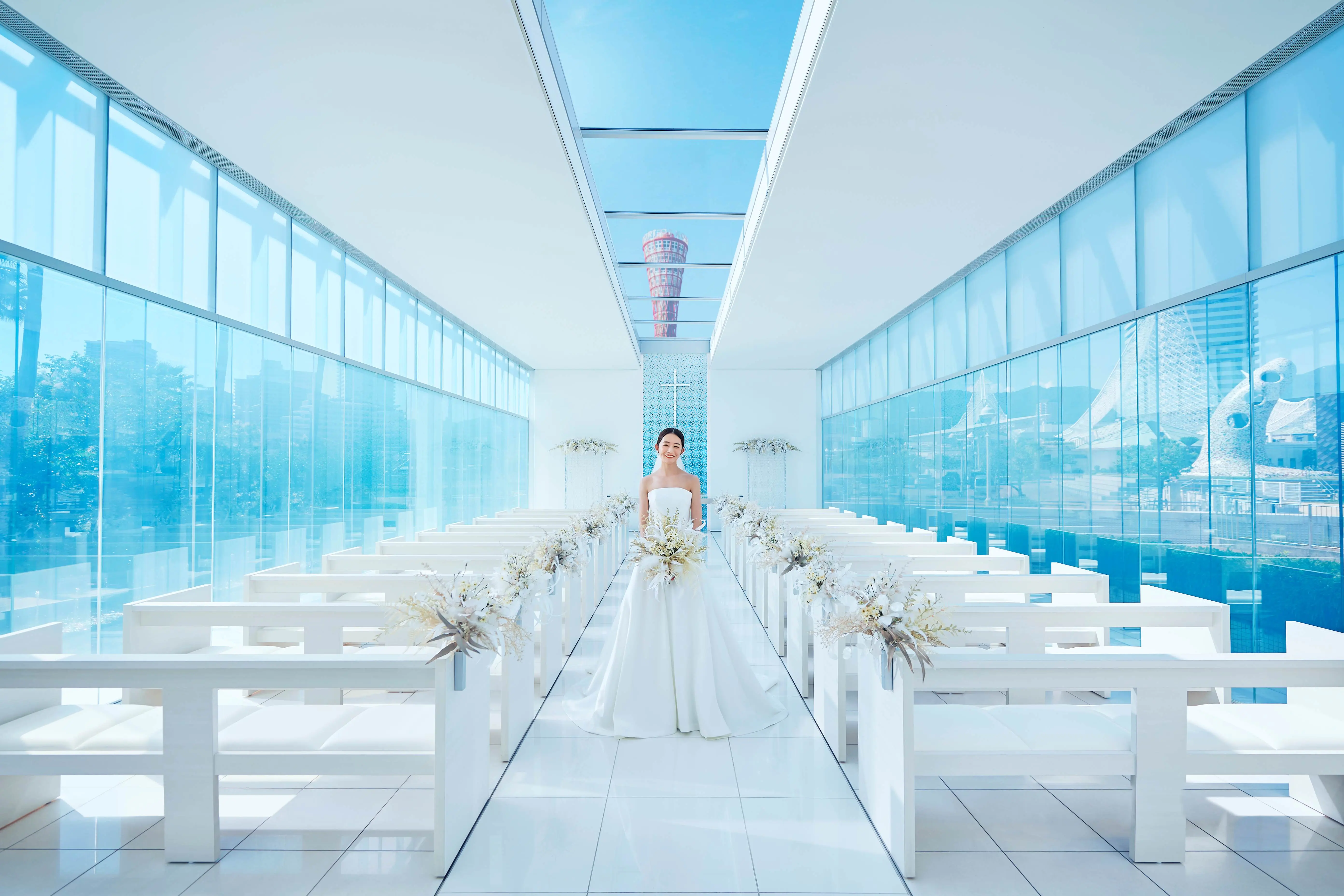 水に浮かぶ宝石箱のようなガラスのチャペル