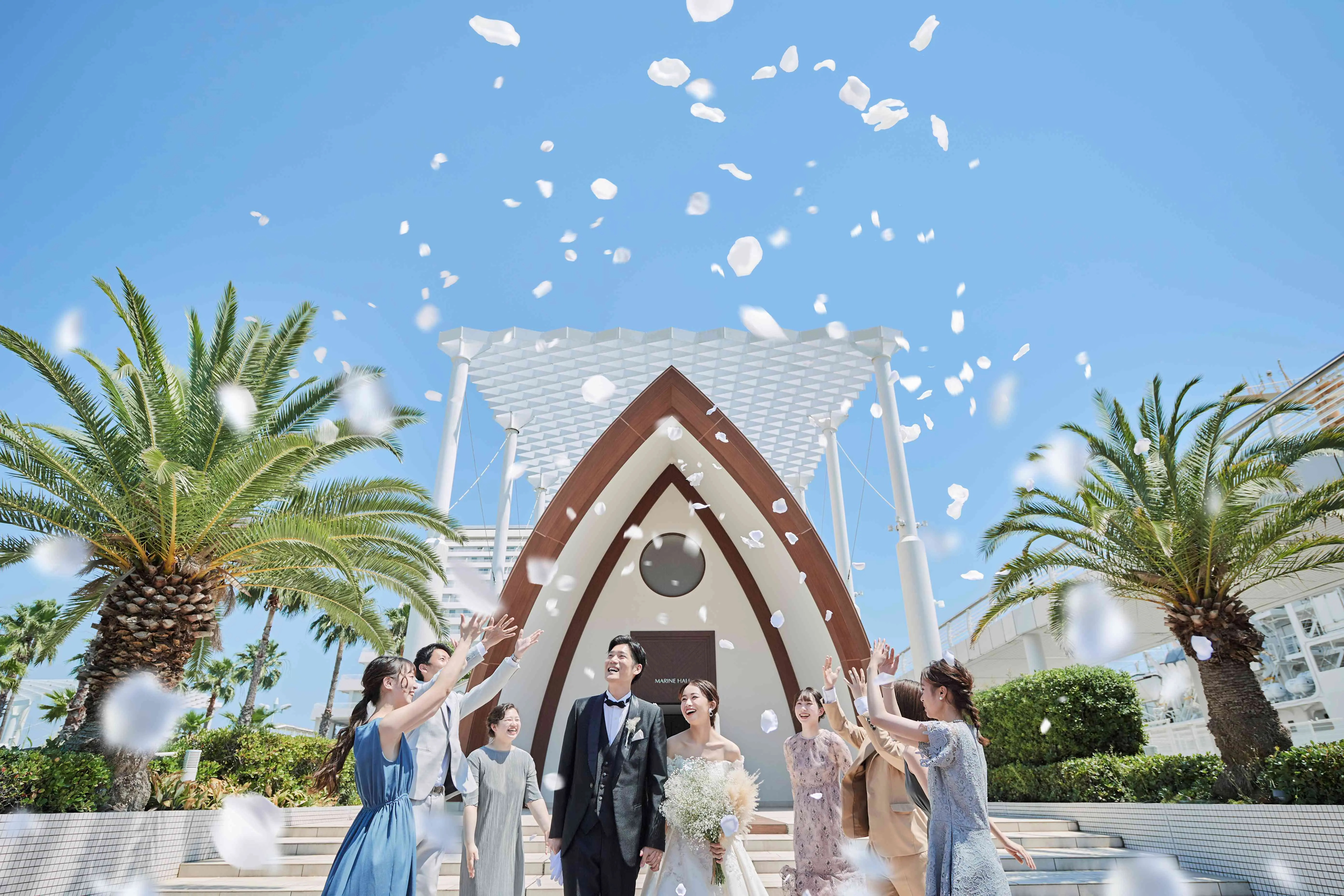 リゾート感溢れるオープンスペースでフラワーシャワーの祝福を