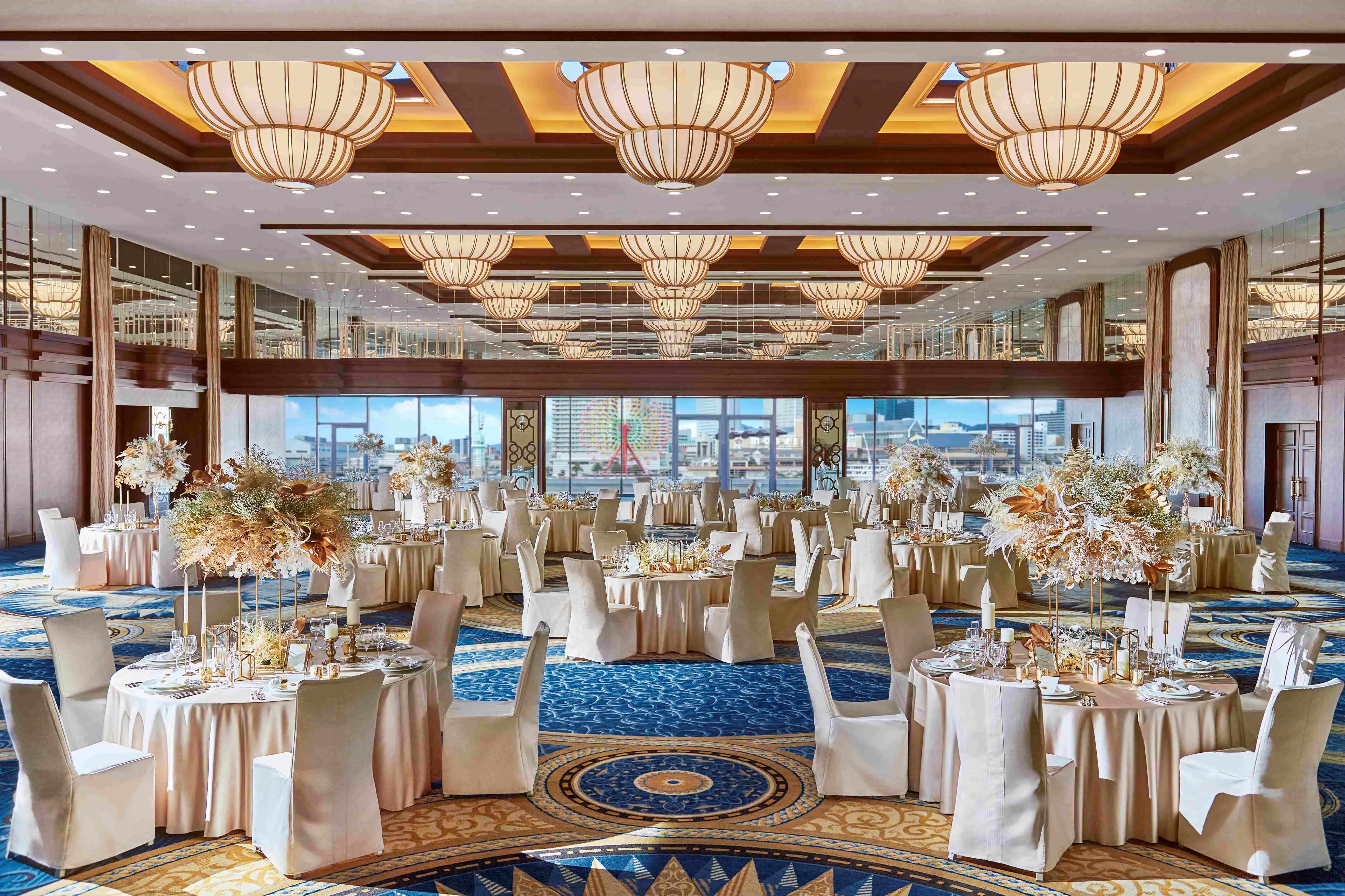 豪華客船の大劇場を思わせる会場