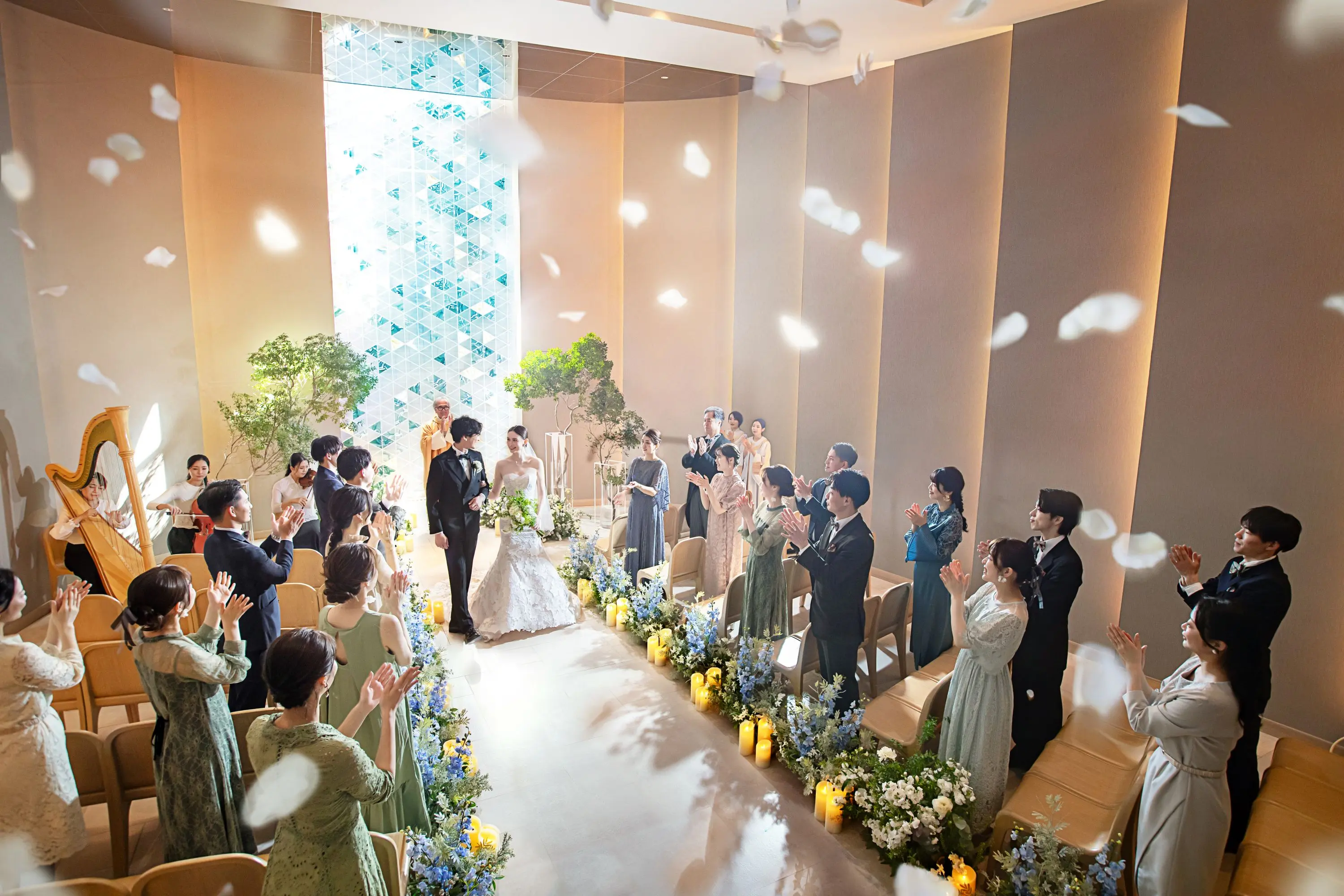 幸福への出航の舞台にふさわしい、水路を想わせる神秘的な会堂