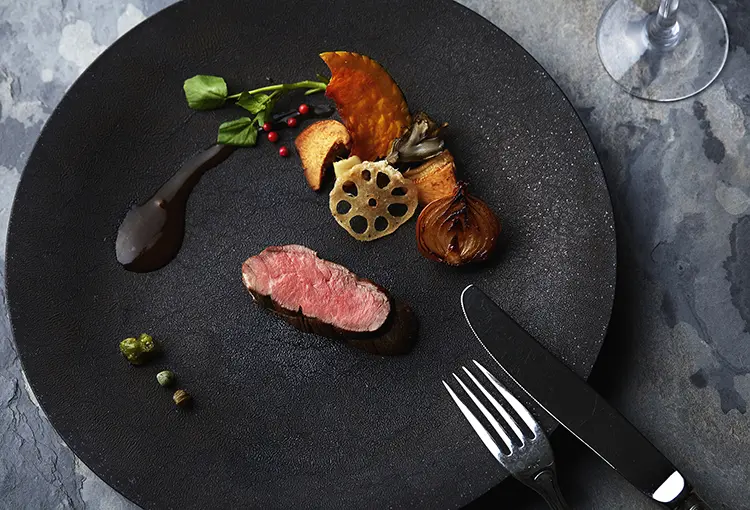 ロティしたやわらかい国産牛と吉和女鹿平きの子のアンサンブル
山椒入り和風グレイビーソースで