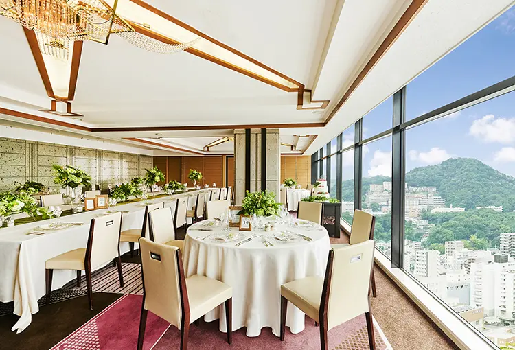 一面ガラス張りの大きな窓から贅沢に広島の街を一望。開放的な雰囲気が人気なスカイバンケット「曙光」