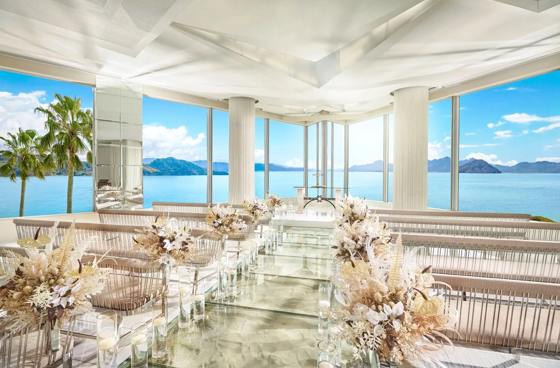 180度広がる瀬戸内海に包まれるチャペルはプリンスホテルならでは。