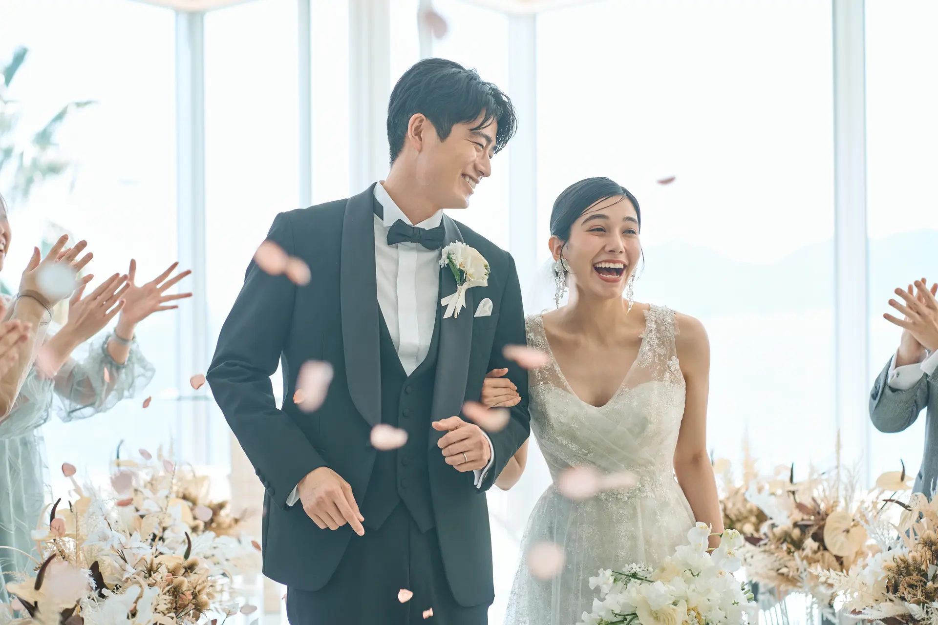 ゲストからの祝福のフラワーシャワーで笑顔溢れる瞬間。