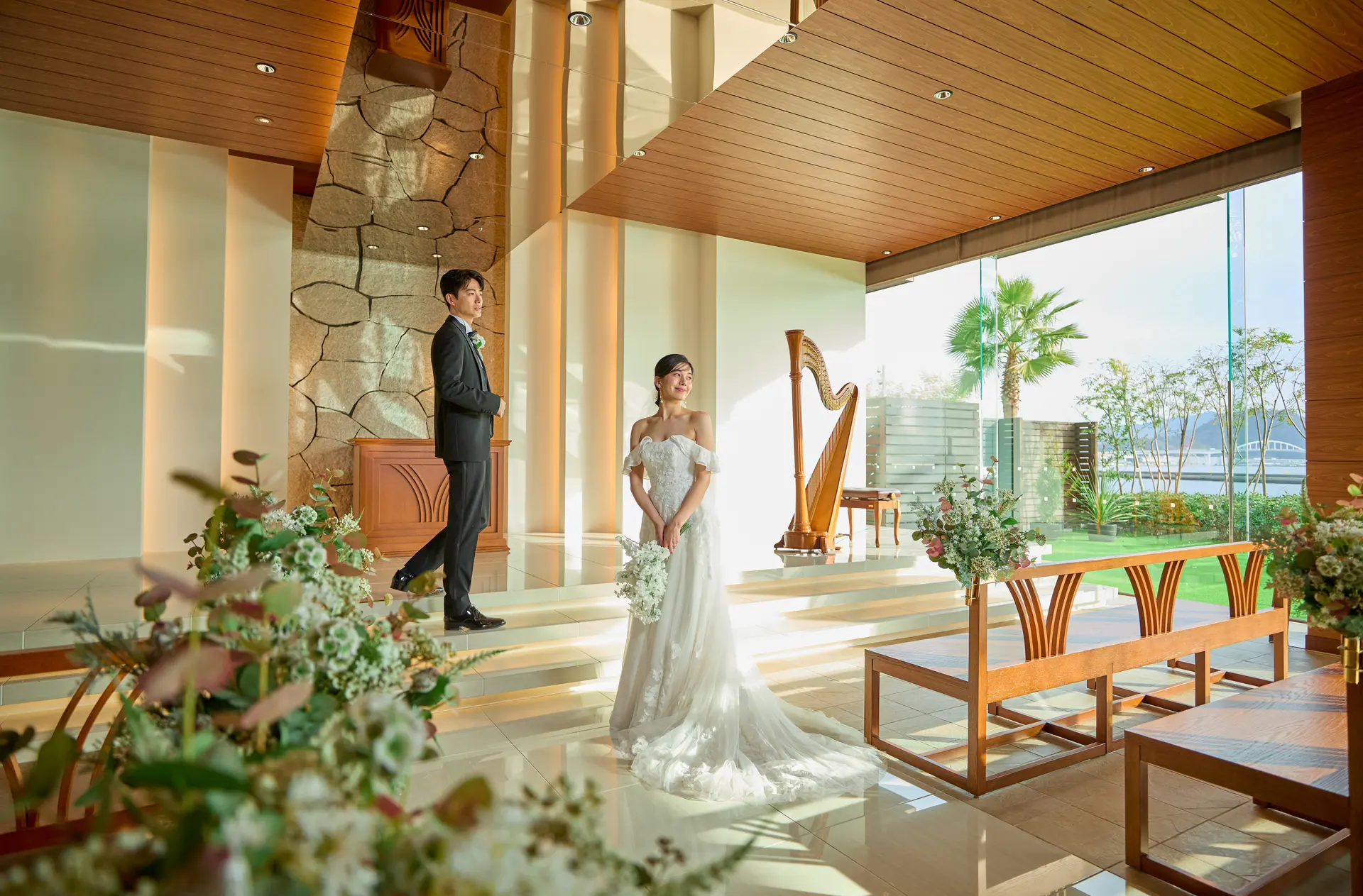 緑と木目を基調とした自然の光が溢れるゲストハウスのチャペル。